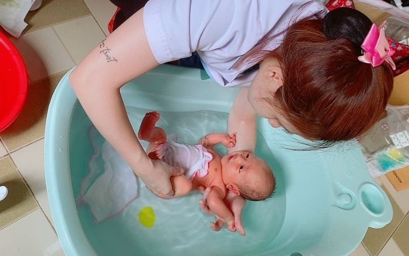 Tắm cho trẻ sơ sinh trước khi trẻ ngủ