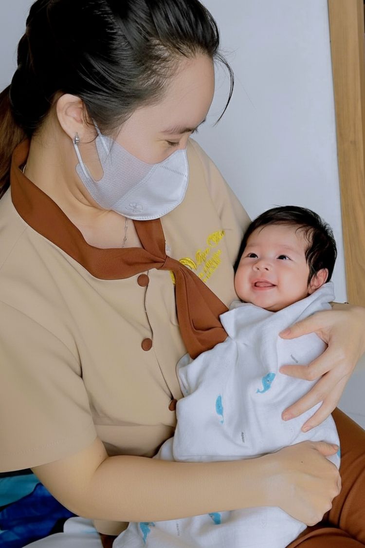 Cái nắm tay nhỏ xíu của bé có thể nắm trọn cả thế giới của mẹ.