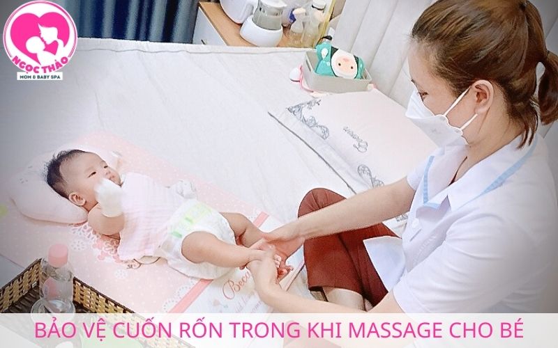 Bảo vệ rốn trẻ trong khi massage