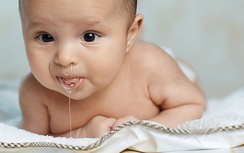 cách xử lý khi bé bị sặc sữa lên mũi