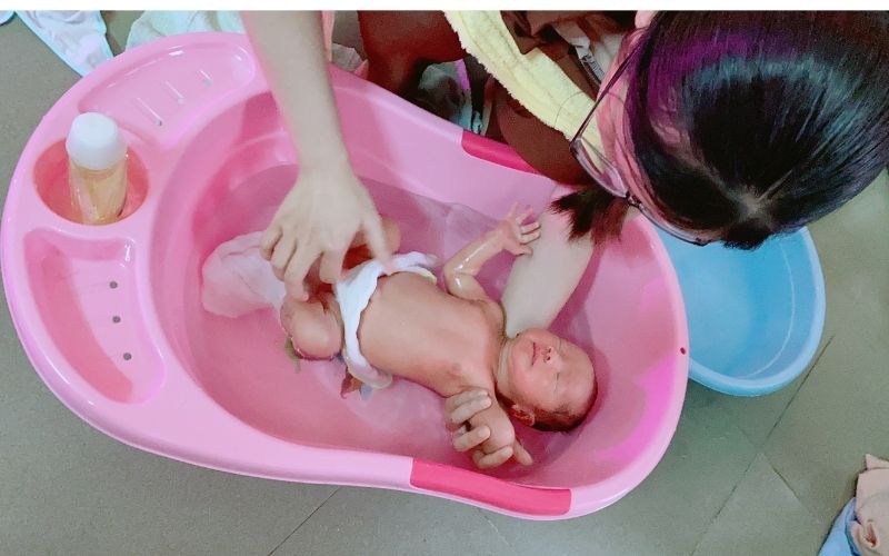 8 bước cụ thể tắm cho trẻ sơ sinh tại nhà