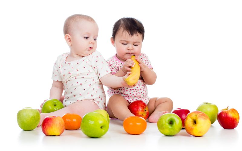 Cho trẻ ăn hoa quả bổ sung dinh dưỡng