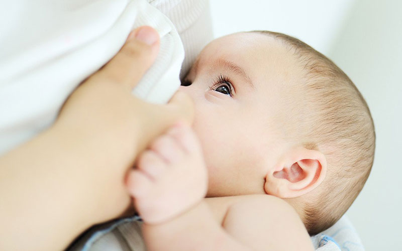Cho bé bú thường xuyên để có nhiều sữa