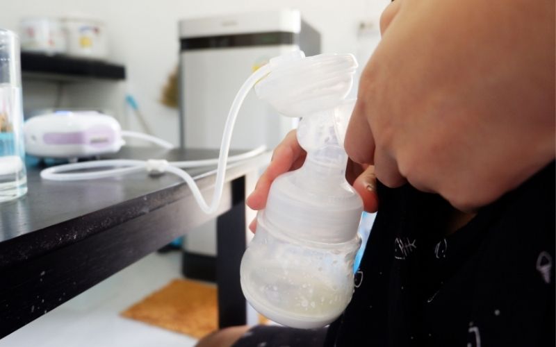 Kích sữa bằng máy hút sữa trước khi cho con bú