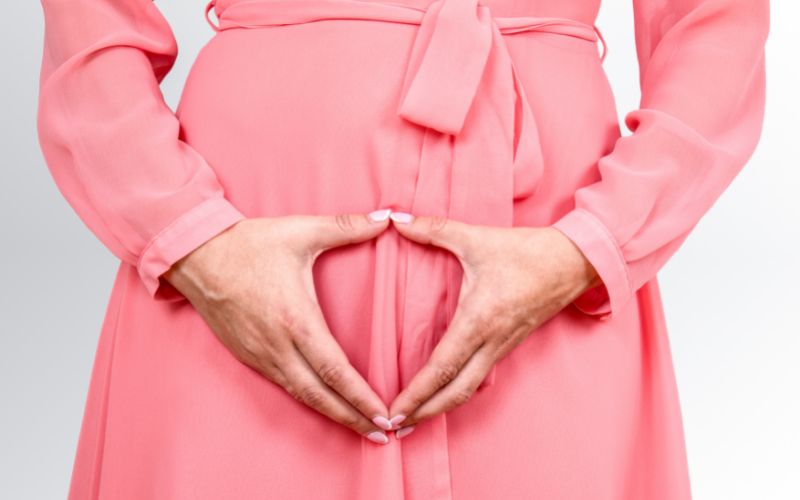 Đau bụng dưới là biểu hiện bất thường sau khi sinh con