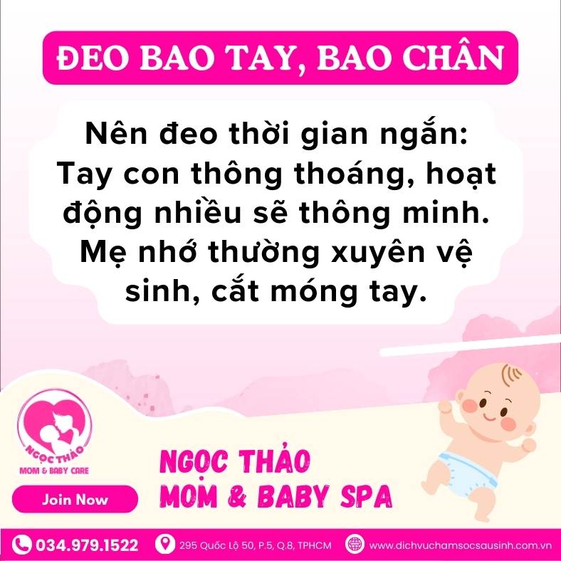 Đeo bao tay bao chân cho trẻ sơ sinh