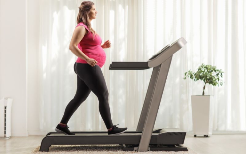Đi bộ khi mang thai với máy đi bộ cần lưu ý đi chậm