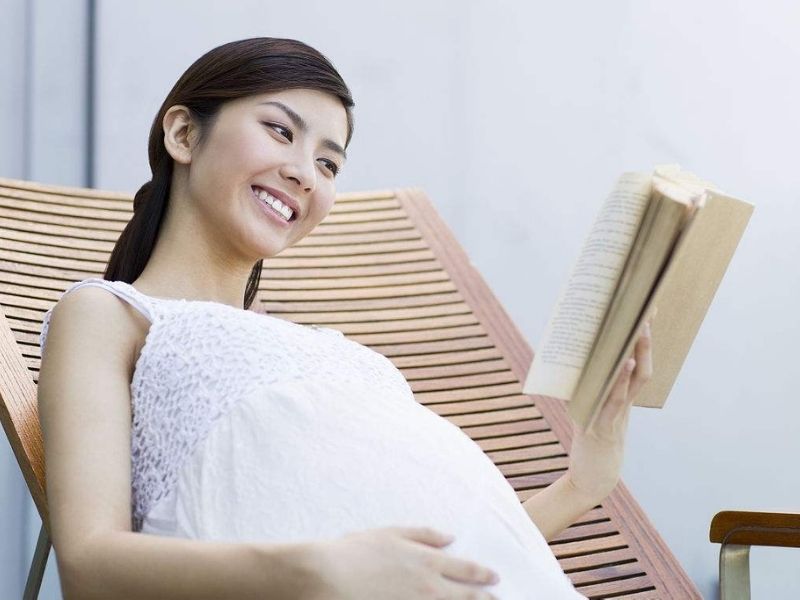 Đọc sách giúp thai nhi phát triển thông minh