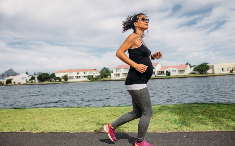 Giảm tốc độ không nên đi bộ quá nhanh hoặc chạy khi mang thai
