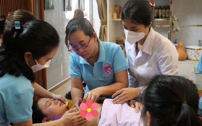 Hỗ trợ truyền đạt kinh nghiệm cho học viên trong suốt khóa học chăm sóc mẹ và bé sau sinh tại TPHCM