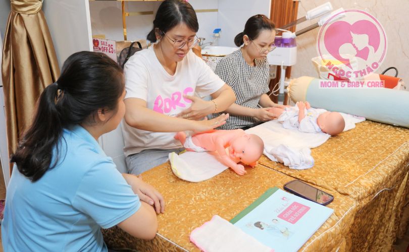 Môi trường học tập tương tác học chăm sóc em bé tại ngọc thảo mom baby care
