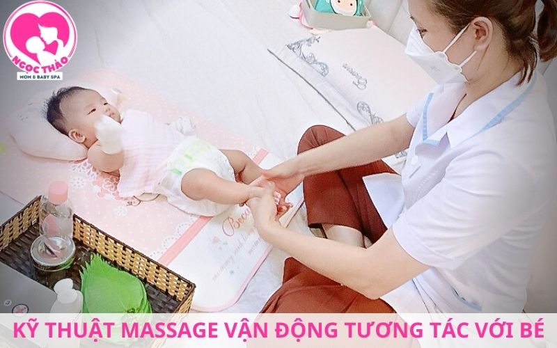 Lớp học chăm sóc trẻ sơ sinh dạy cách massage cho bé