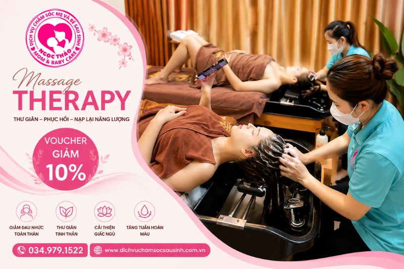 Các chuyên viên đang massage bầu và gội đầu thư giãn cho mẹ bầu thoải mái
