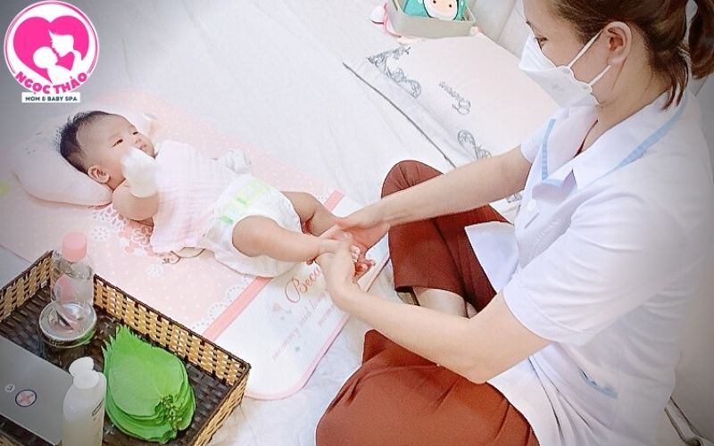Massage cho trẻ sơ sinh giúp trẻ phát triển các giác quan