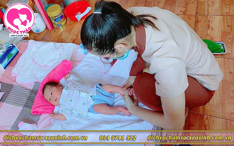massage cho bé sơ sinh tại nhà