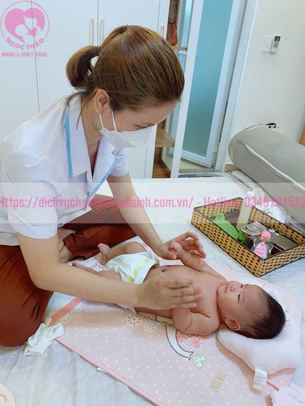 Massage cho trẻ sơ sinh và lợi ích bất ngờ