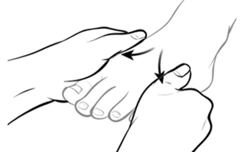 Massage mặt trên của bàn chân bằng cách dùng ngón tay cái