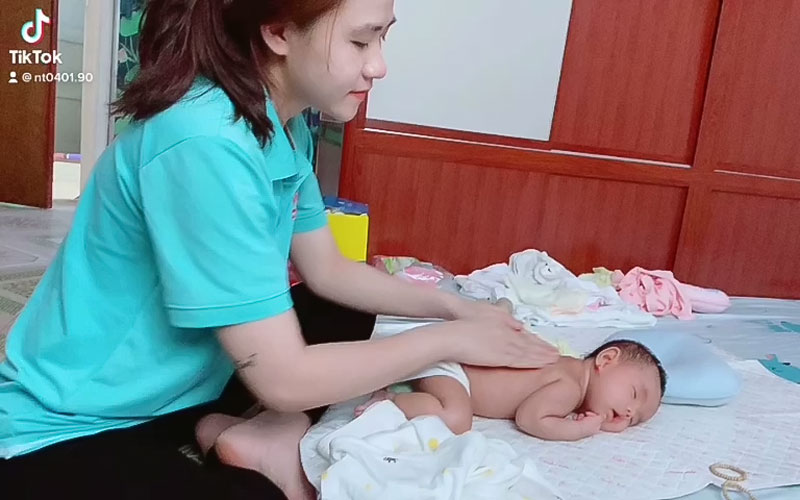 Cách massage tắm cho bé sơ sinh