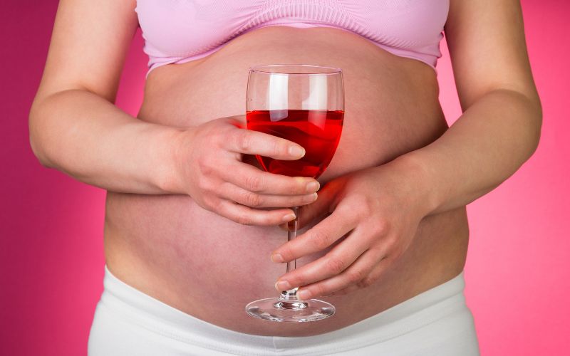 Bà bầu nên tránh uống rượu khi mang thai