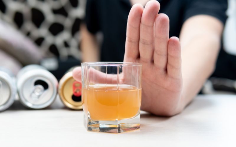 Cần tránh uống rượu bia hay nước ngọt có ga trong chế độ ăn uống sau khi sinh mổ