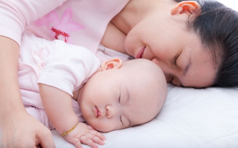 Trẻ ngủ ngon bên cạnh mẹ
