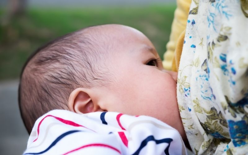 Trẻ sơ sinh 1 tháng tuổi phát triển nhanh bằng việc bú sữa mẹ
