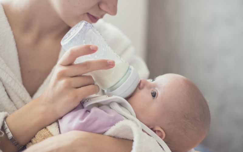 Cho trẻ bú bình góc 45 độ để tránh trẻ sơ sinh bị sặc sữa