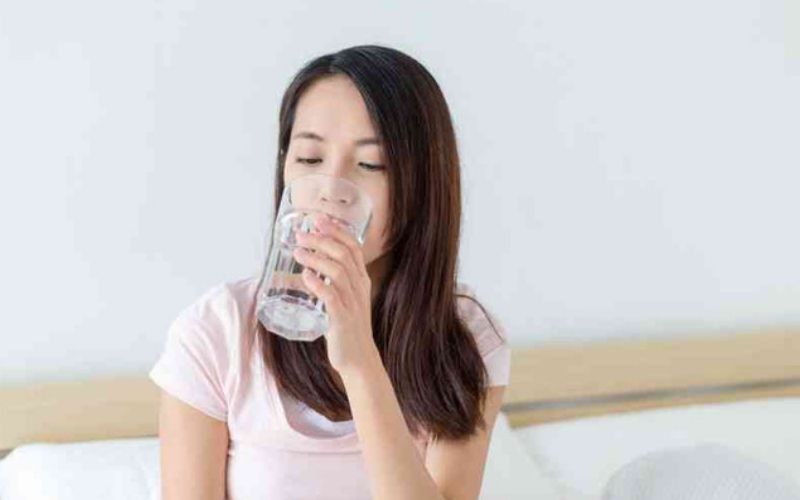 Uống nước đầy đủ giúp giảm đau lưng sau sinh