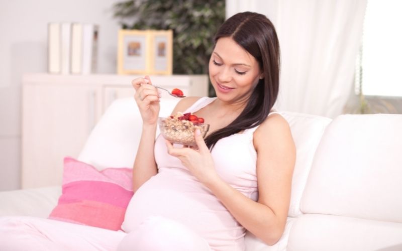 Chế độ dinh dưỡng khoa học giúp là cách giúp mẹ giảm mệt mỏi khi mang thai